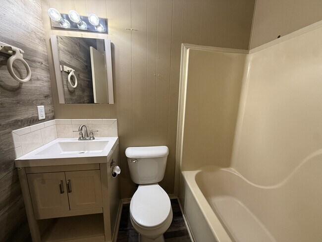 Building Photo - 436 Helen St