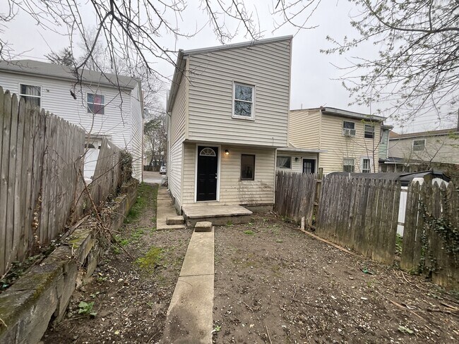 Building Photo - 224 E Mulberry Ave