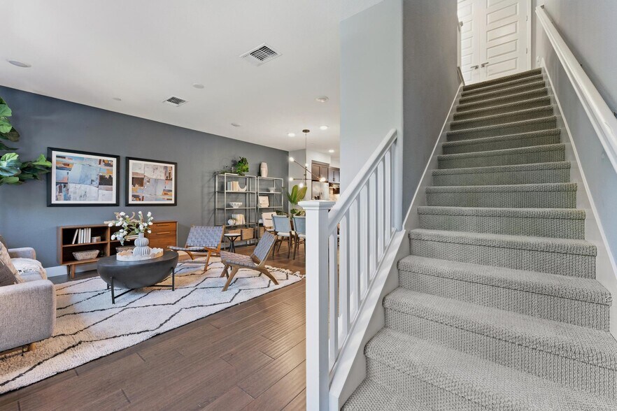 Building Photo - 489 Diller St