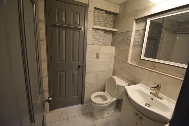 Building Photo - Spacious 5 Bed House with Custom Features Available For Rent!