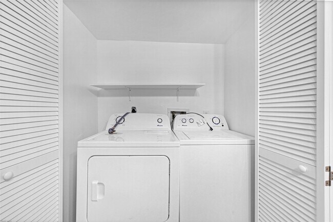 Building Photo - 11614 Village Pl Dr