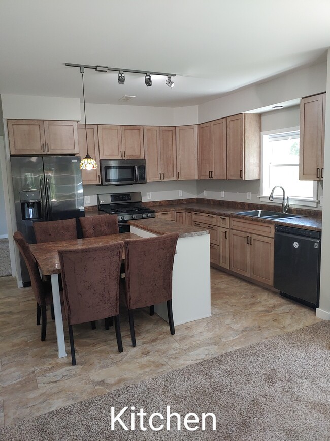 Kitchen with Eat-in Dining Table - 433 E Sleights Rd