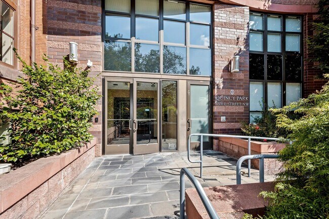 Building Photo - 1001 L St NW