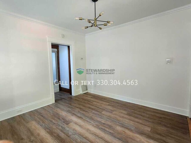 Building Photo - 687 Allyn St