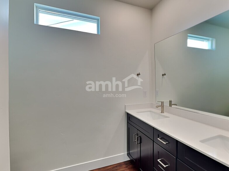 Building Photo - 941 N Rivermist Pl