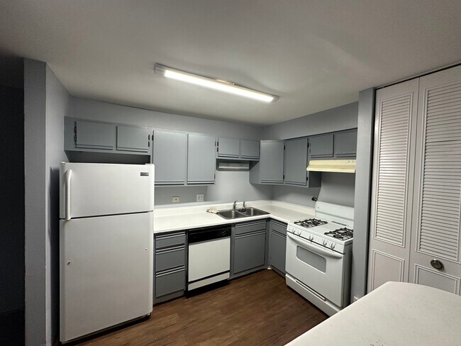 Building Photo - 2500 Bayside Dr