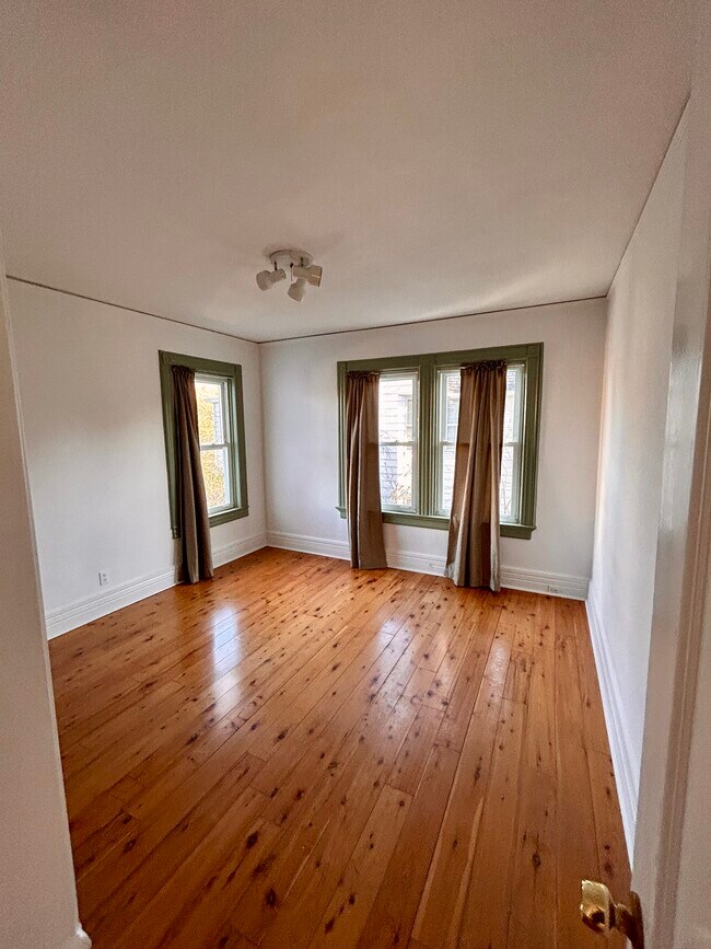 Building Photo - 82 Elm St