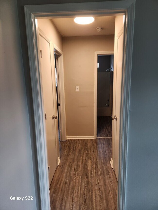 Building Photo - Two Bedroom, One Bath Apartment for Rent