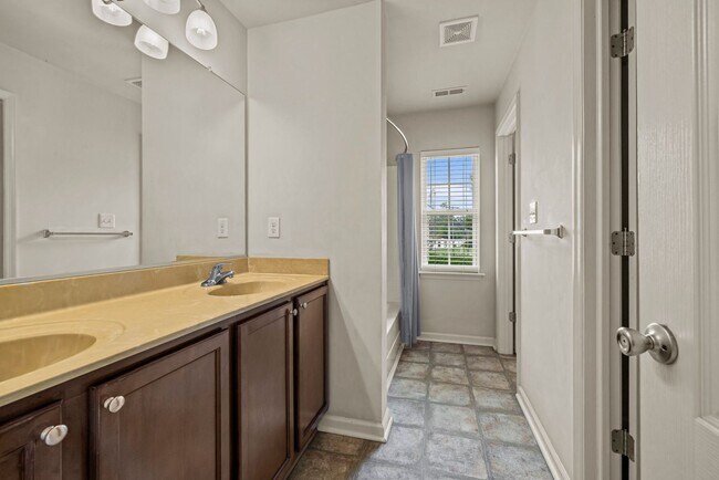 Building Photo - Beautifully Maintained 3-Bedroom Townhome with Bonus Room in Desirable Community