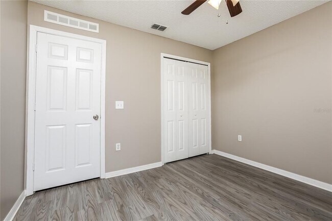 Building Photo - 977 Vanderbilt Dr