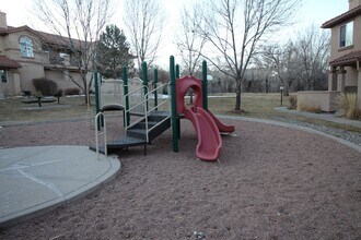 Building Photo - Beautiful 2bdrm 3 bath 2 car garage townhome