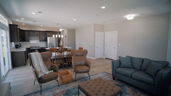 Building Photo - 812 Parkside Ln
