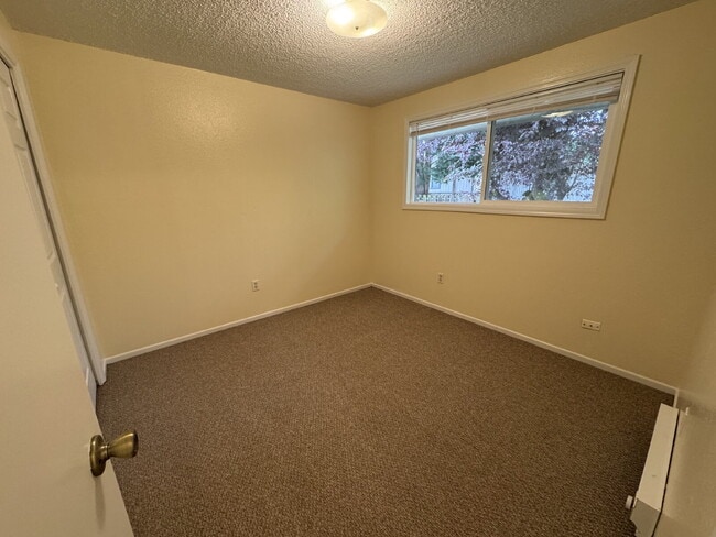 Building Photo - Milwaukie Tri-plex, 2-Bedroom, Near Transp...