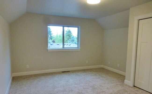 Building Photo - 3 Bed / 2 Bath Two-Story Home with 2-Car Garage & A/C