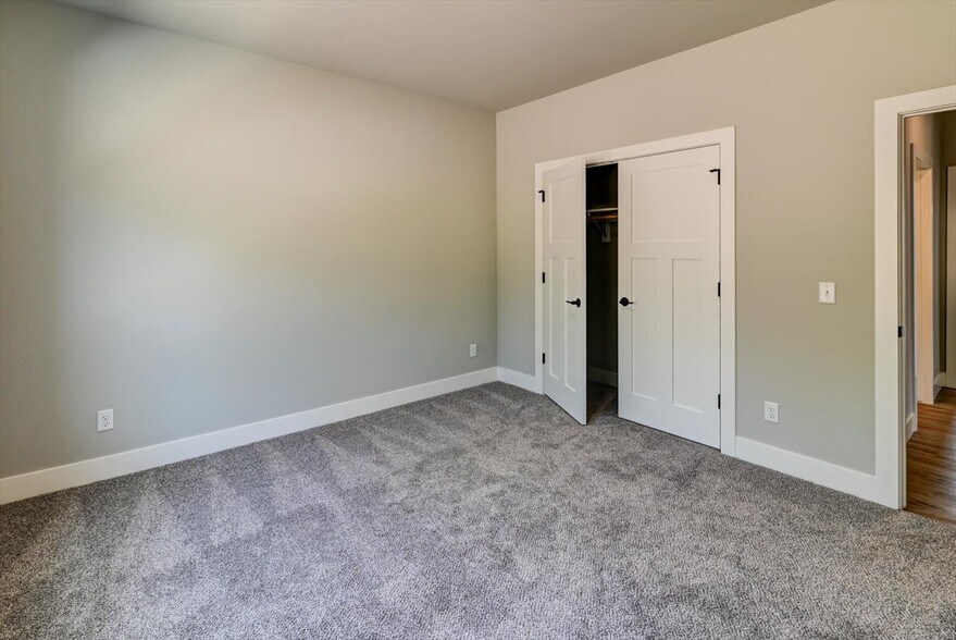 Building Photo - 2940 Blue Grass Dr