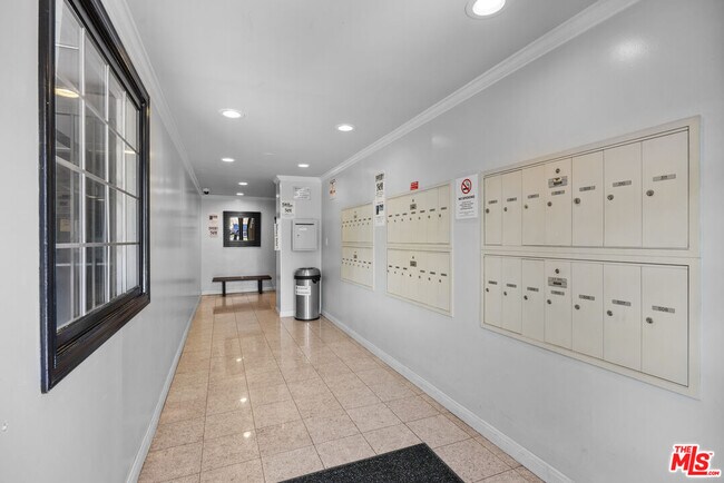 Building Photo - 1515 S Beverly Dr