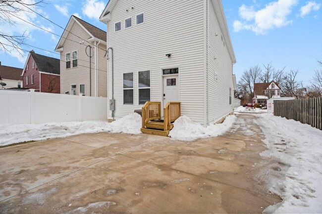 Building Photo - 2273 E 100th St