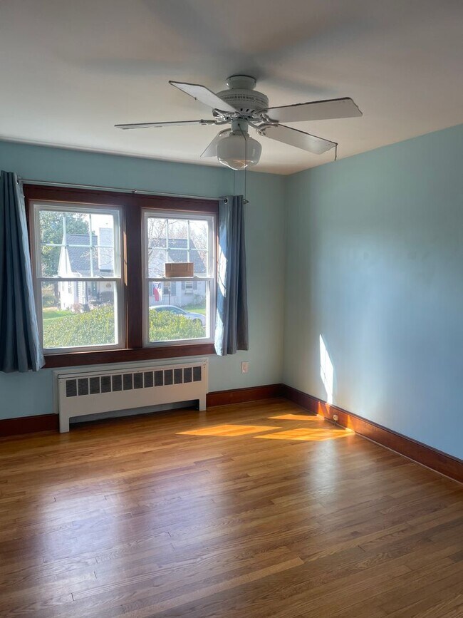 Building Photo - Roommate Needed for 4 BR 1 BATH home