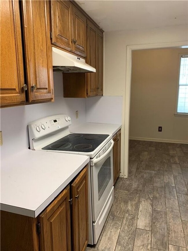 Building Photo - UT PRE-LEASE - 1 bed / 1 bath Updated West Campus Condo