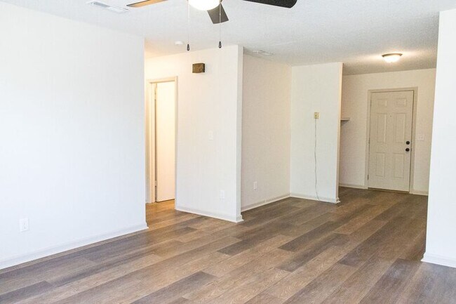 Building Photo - 6404 Middle Dr