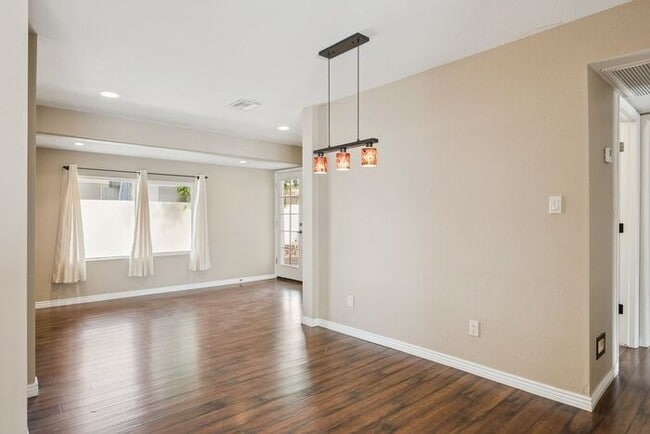 Building Photo - Cozy 2-bedroom, 1.5-bath townhome