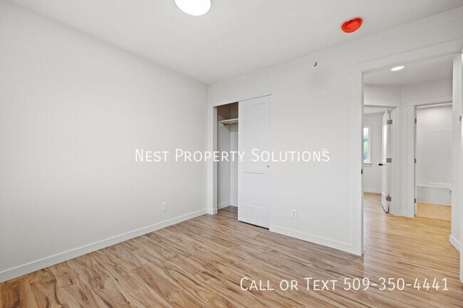 Building Photo - 215 W 1st St