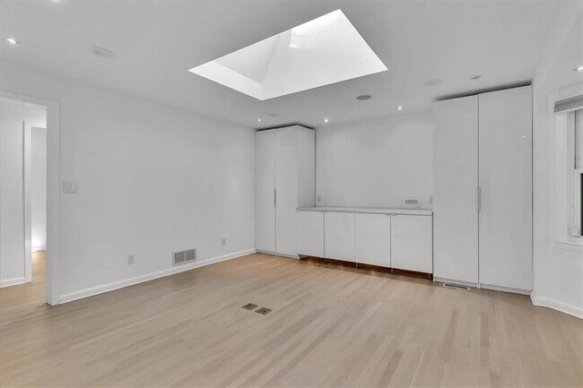 Building Photo - 2605 McKinnon Dr