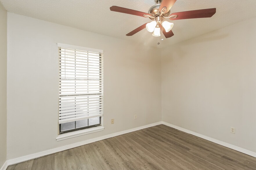 Building Photo - 1808 SE 13th St