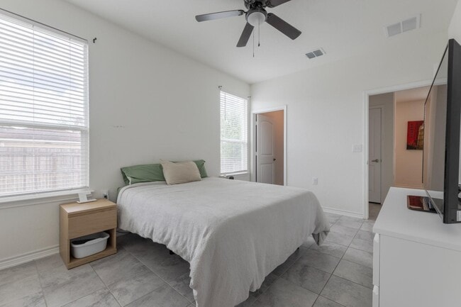 Building Photo - 6422 Hibiscus Falls