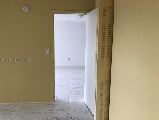 Building Photo - 555 NE 123rd St