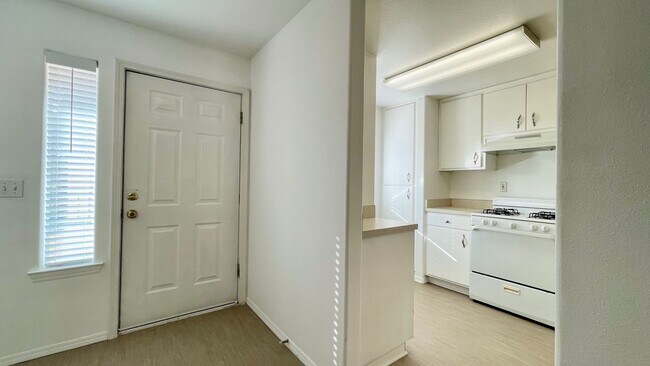 Building Photo - One Bedroom Apartment Near Downtown SLO