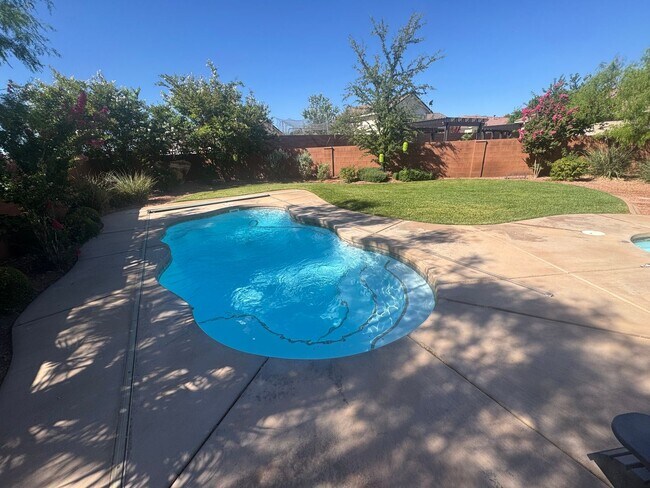 Building Photo - Lightly Furnished 4 Bed Home!