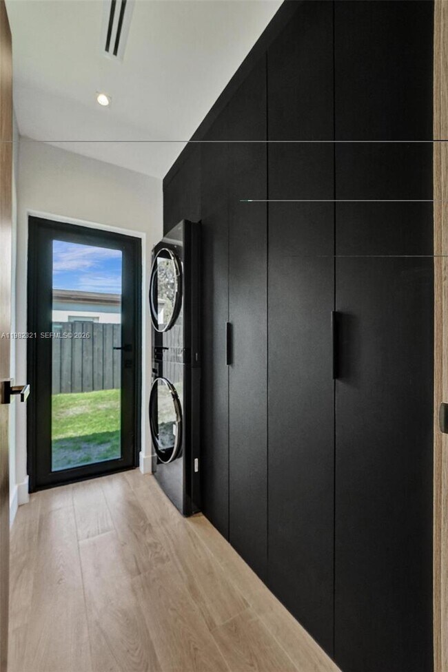 Building Photo - 2066 NE 174th St