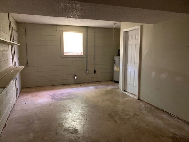 Building Photo - THREE BEDROOM/TWO BATH SPACIOUS HOME - CENTRAL LOCATION