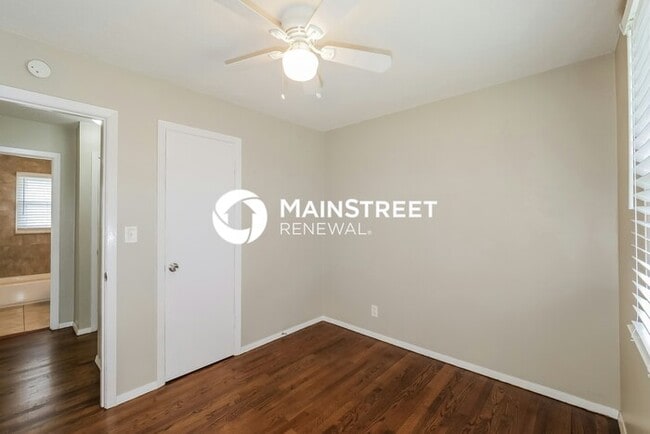 Building Photo - 3 Bedroom Pet-Friendly Home in Independence, MO with Main Street Renewal