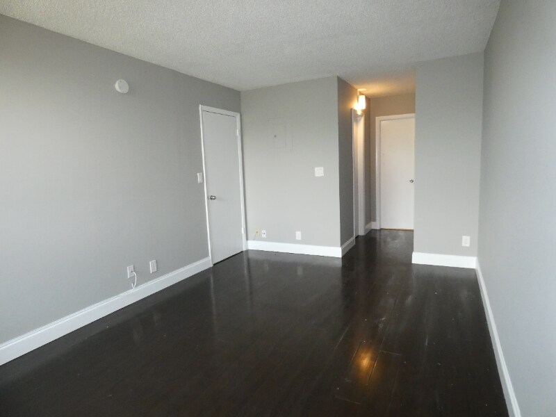 Building Photo - 2701 Riverside Dr