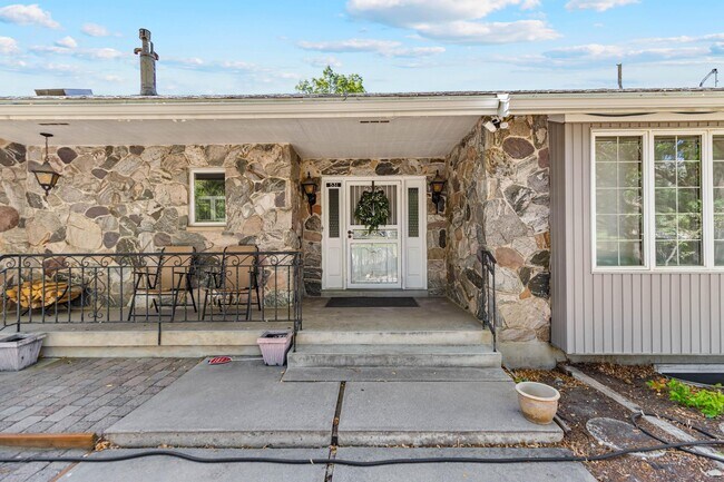 Primary Photo - 531 Edgehill Dr