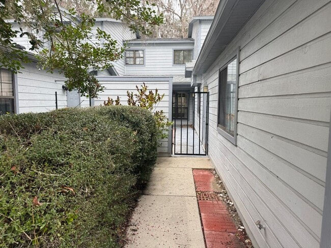 Building Photo - 3 Bedroom Backing up to San Felasco Hammock