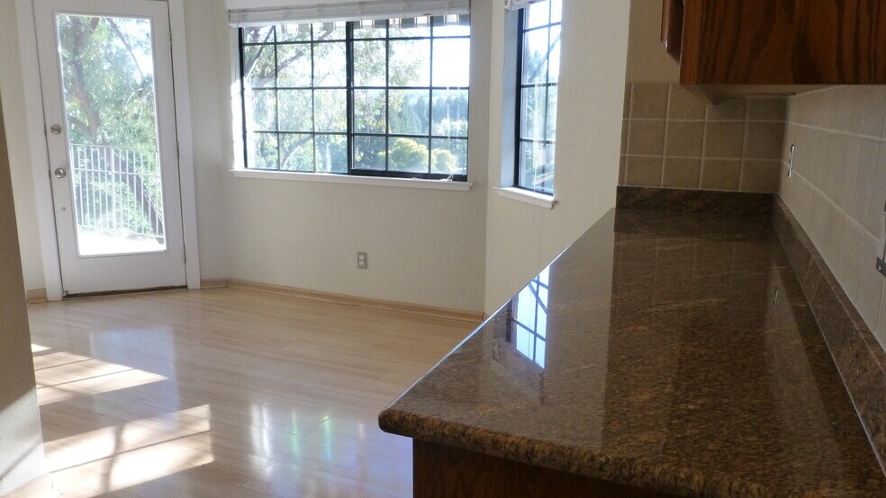 Building Photo - 206 Canyon Woods Way