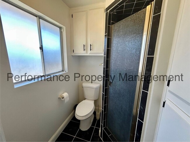 Building Photo - Cozy 3 Bed/2 Bath Home in SW Bakersfield w/ RBP & Security Deposit Alternative Option