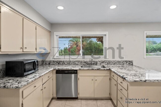 Building Photo - 48 N Lake Dr