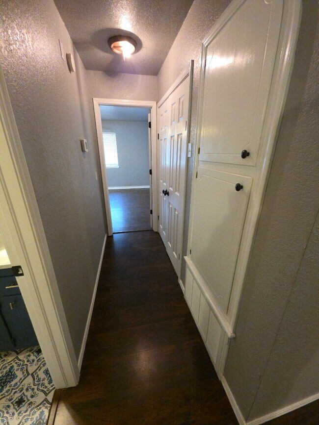 Building Photo - "Charming 3-Bed, 2-Bath Haven in Broken Ar...