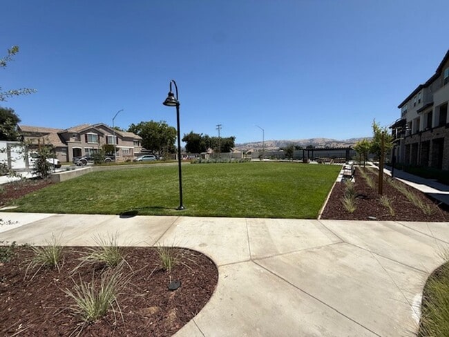 Building Photo - Brand New Townhome in Moonstone Community ...
