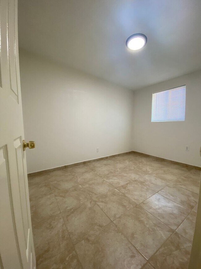 Building Photo - 3 bed  1 bth Available now.. Apply today!