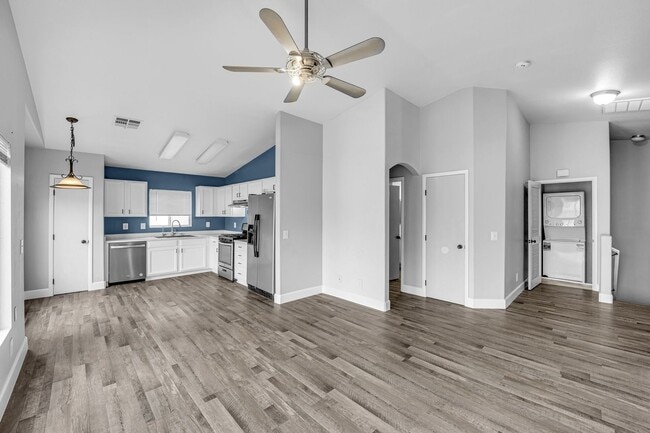 Building Photo - Charming 2 bedroom 2 bathroom townhome