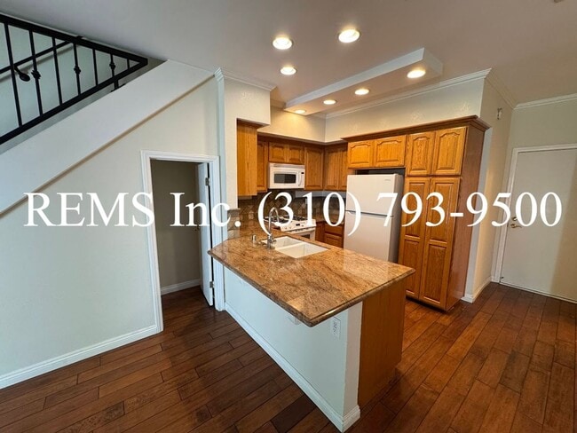 Building Photo - Refurbished Townhome with Laundry Hookups ...