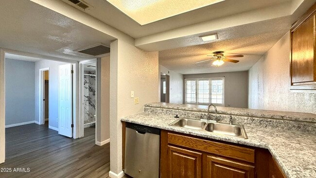 Building Photo - 2121 W Union Hills Dr