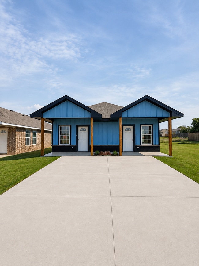 Building Photo - 1405 SW Bishop Rd