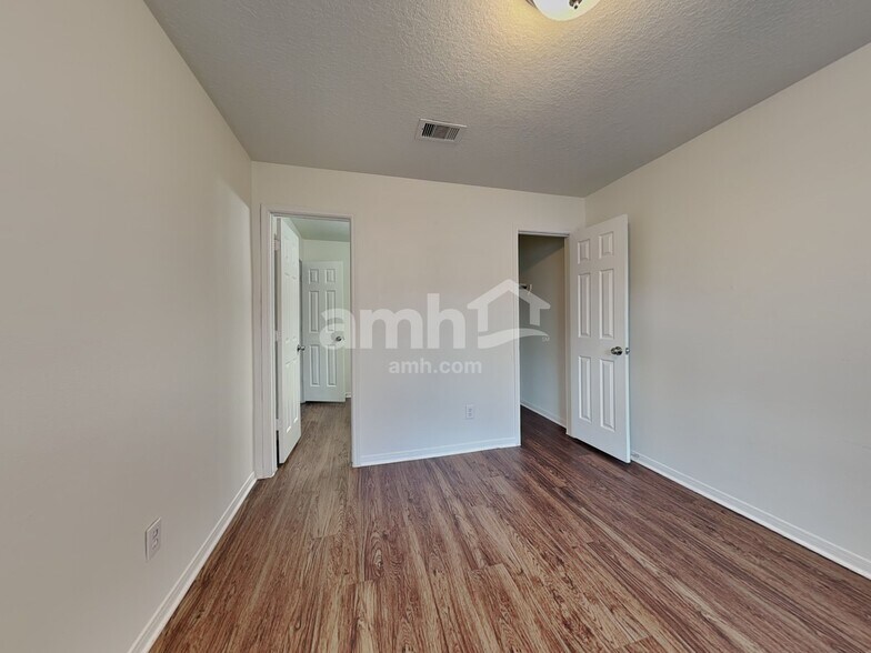 Building Photo - 16973 Scenic Knoll