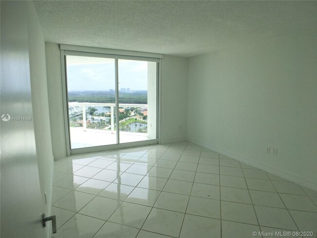 Building Photo - 16400 Collins Ave